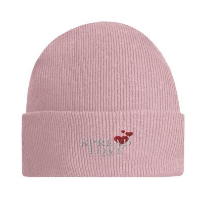 Spread Love Beanie - Trendy roze muts in Roze met opdruk Spread love en twee rode hartjes geborduurd