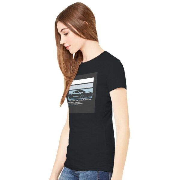 zwart t-shirt met opdruk: I bought my tesla before he went crazy. Nicolas tesla. Driving in Utrecht zwart T-shirt met blauwe opdruk van een tesla. zij aanzicht