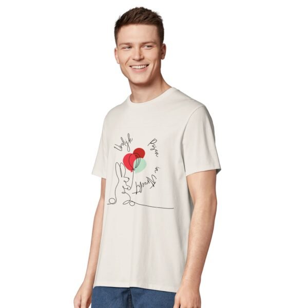 t-shirt vrolijk pasen in utrecht, konijn met ballonnen. Leuk om cadeau te geven voor pasen of verjaardag. In off white / cremekleurig / wit