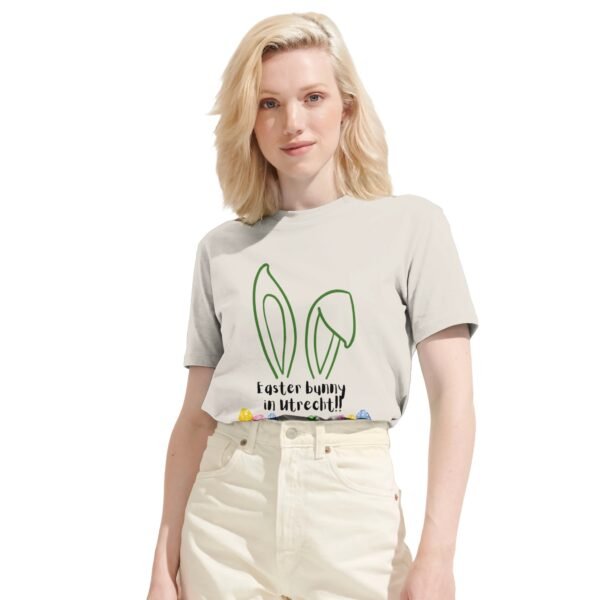 t-shirt easter bunny in utrecht, leuk om cadeau te geven voor pasen of verjaardag. In off white / cremekleurig