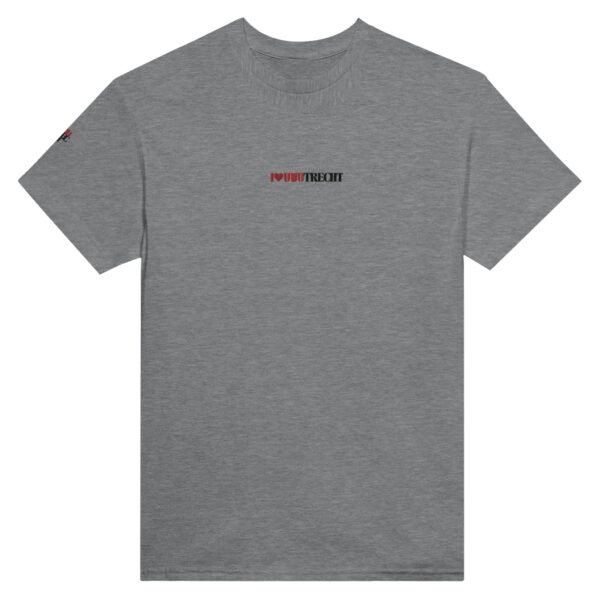 T-shirt met I love uuutrecht geborduurd op het middenpand aan de voorkant. In het rood en zwart geborduurd zodat je lang kan genieten van dit toffe shirt voor de echte Utrechter. grijs